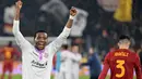 Pemain Cremonese David Okereke melakukan selebrasi saat melawan AS Roma pada pertandingan sepak bola Coppa Italia di Olympic Stadium, Roma, Italia, 1 Februari 2023. AS Roma kalah 1-2 dari Cremonese dan harus tersingkir dari Coppa Italia. (Alfredo Falcone/LaPresse via AP)