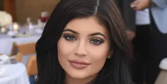 Terungkap sudah, Kylie Jenner, putri Kris Jenner dan Bruce mengakui perbuatannya dalam sebuah interview dengan majalah Elle ketika sedang menjalani sesi pemotretan untuk majalah itu. (AFP/Bintang.com)