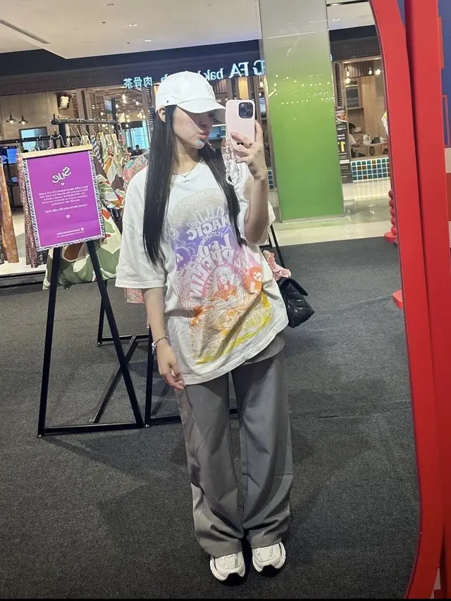 Eca Aura saat Liburan dan Nonton Konser Bruno Mars di Thailand. [@elsaajapasal]