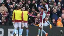Selebrasi para pemain Aston Villa setelah mencetak gol ketiga ke gawang Newcastle United melalui Ollie Watkins (kedua kanan) pada laga lanjutan Liga Inggris 2022/2023 di Villa Park, Birmingham (15/4/2023). (AFP/Geoff Caddick)