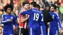 Striker Chelsea, Diego Costa, berdebat dengan pemain Southampton, Shane Long. Akibat kekalahan ini Southampton turun posisi ke peringkat tujuh klasemen Liga Premier Inggris. (Reuters/Dylan Martinez)