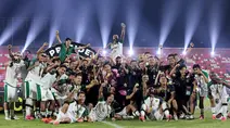 Foto: Final Dramatis! Persebaya Angkat Trofi Piala Presiden 2026 Usai Kalahkan Persib Lewat Adu Penalti