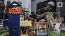 Jimmy Alexander (52) saat menyelesaikan pembuatan kerajinan miniatur rumah ibadah di kediamannya di kawasan Kalipasir Dalam, Cikini, Jakarta Pusat, Senin (5/9/2022). Berawal dari hobi membuat mainan, Jimmy  menyulap barang bekas seperti stik es krim, tusuk sate, dan kardus menjadi produk kerajinan miniatur bernilai ekonomis. (merdeka.com/Iqbal S Nugroho)