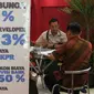 Pengunjung bertransaksi saat pameran Indonesia Properti Expo 2016 di Senayan, Jakarta, Rabu  (17/2). Penjualan properti tahun ini diprediksi mengalami peningkatan di kisaran 5%-10% jika suku bunga acuan BI turun 50 basis poin (Liputan6.com/Angga Yuniar)