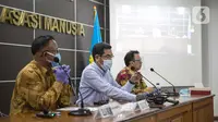 Wakil Ketua Komnas HAM Amiruddin (tengah) bersama Komisioner Komnas HAM Choirul Anam (kiri) memberikan kesimpulan atau rekomendasi terkait insiden tewasnya enam laskar FPI di Gedung Komnas HAM, Jakarta, Senin (28/12/2020). (Liputan6.com/Faizal Fanani)