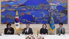 Presiden Korea Selatan Moon Jae-in mengundang sutradara Bong Joon Ho dan pemain serta tim film Parasite untuk makan siang di Blue House, Seoul, Kamis (20/2/2020). Presiden Moon mengundang Sutradara Bong Joon Ho dan seluruh tim untuk merayakan kemenangan Parasite di Oscar 2020. (KIM HONG-JI/AFP)