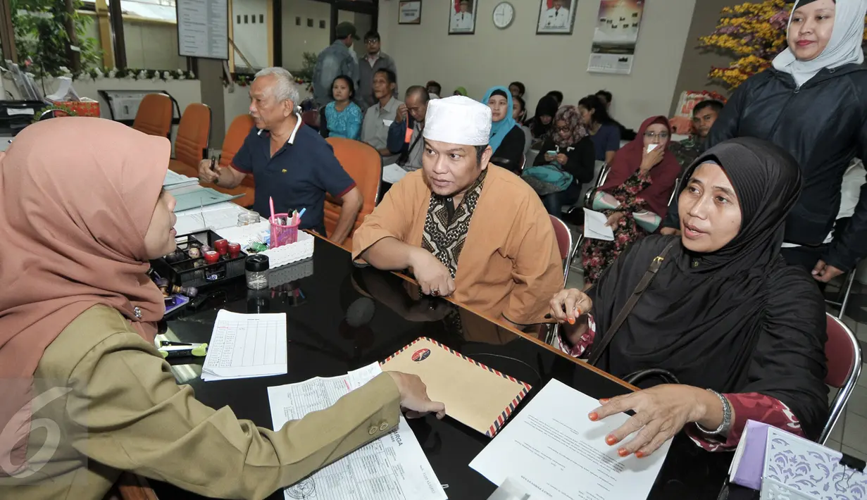 Petugas memberikan penjelasan kepada warga yang membuat e-KTP di Kelurahan Srengseng Sawah, Jakarta, Senin (29/8). Dukcapil Kemendagri memberikan tenggat waktu akhir perekaman data e-KTP hingga 30 September 2016. (Liputan6.com/Yoppy Renato)