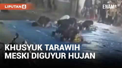 VIDEO: Jemaah di Parepare Tetap Jalani Salat Tarawih Meski Diguyur Hujan