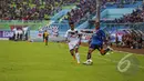 Cristian Gonzales (kanan) menjadi salah satu pencetak gol Arema Cronus saat mengalahkan Mitra kukar dengan skor 5-2 , Stadion Kanjuruhan, Malang, Minggu (18/1/2015). (Liputan6.com/Faizal Fanani)
