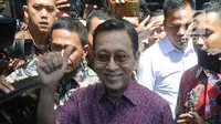 Wakil Presiden ke-11 Republik Indonesia, Boediono bersiap meninggalkan Gedung KPK setelah menjalani pemeriksaan, Jakarta, Kamis (15/11). Boediono hari ini menjalani pemeriksaan dalam penyelidikan kasus korupsi Bank Century. (Merdeka.com/Dwi Narwoko)