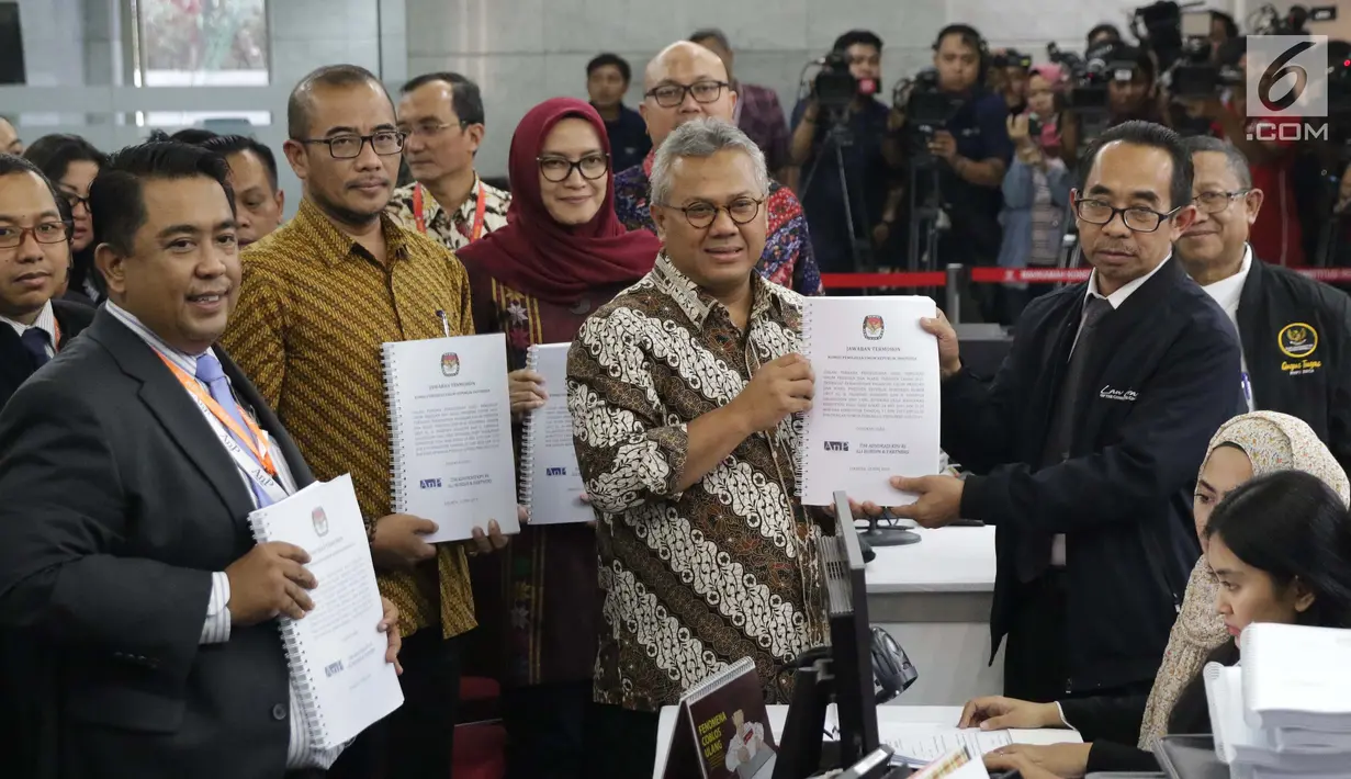Ketua KPU RI, Arief Budiman (kedua kiri) menyerahkan jawaban pihak KPU sebagai termohon dan alat bukti menghadapi perselisihan hasil Pilpres 2019 dan di Gedung Mahkamah Konstitusi, Jakarta, Rabu (12/6/2019). 272 boks kontainer dari 34 provinsi diserahkan KPU ke MK. (Liputan6.com/Helmi Fithriansyah)