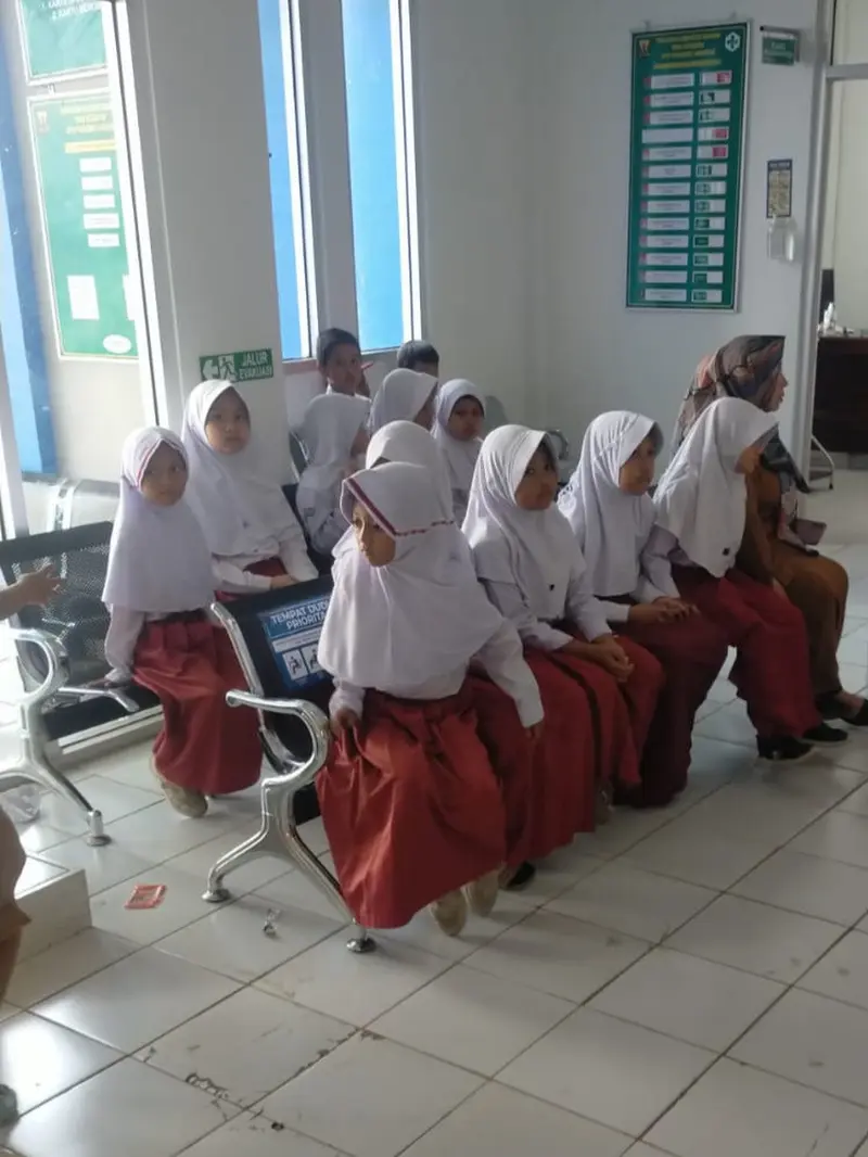 Belasan siswa Sekolah Dasar keracunan makanan di Sukabumi, sedang ditangani tim medis Puskesmas (Liputan6.com/Istimewa).