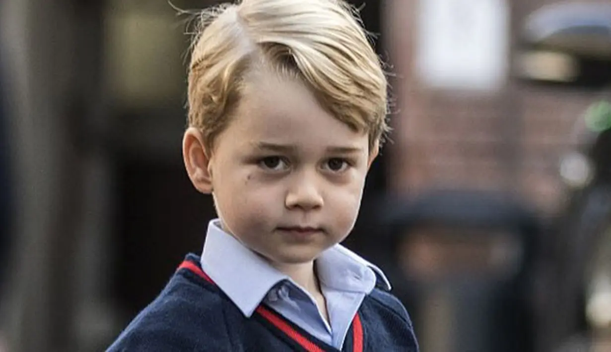 Pangeran George, putra sulung Pangeran William dan Kate Middleton ini tengah menunggu momen membahagiakan di hari Natal. Sebagi anak kecil yang menggemaskan, ternyata pangeran cilik ini punya sebuah permintaan. (AFP/Richard Pohle)