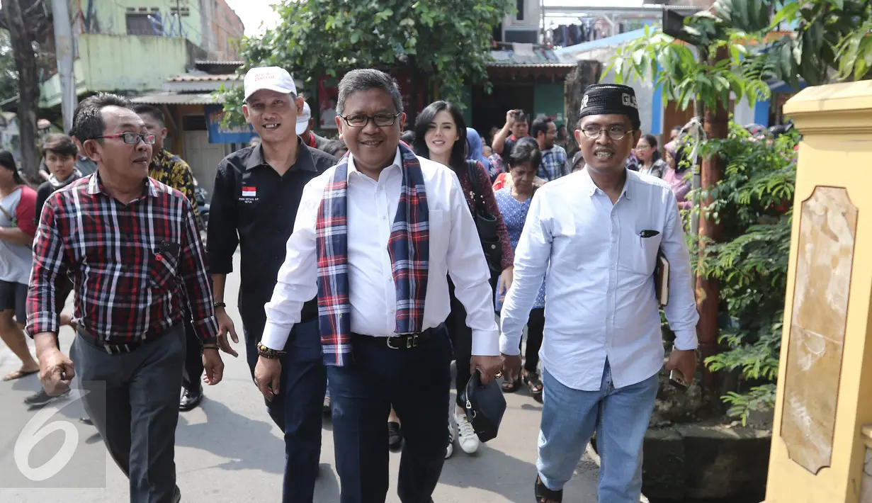 Sekjen DPP PDI Perjuangan, Hasto Kristiyanto saat tiba di Cilincing, Jakarta, Selasa (11/4). Hasto blusukan untuk serap aspirasi program KJP, KJS dan tata ruang kota Jakarta. (Liputan6.com/Herman Zakharia)
