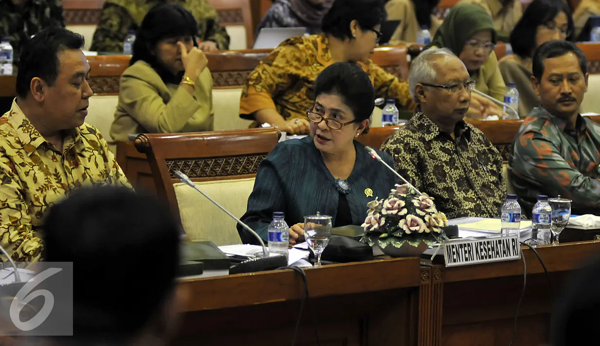 Menteri Kesehatan Nila Moeloe berbincang saat raker dengan Komisi IX di Nusantara I DPR, Kompleks Parlemen, Jakarta, Senin (15/2). Rapat membahas Jual Beli organ Tubuh Manusia, Penyebaran Virus Zika. (Liputan6.com/Johan Tallo)