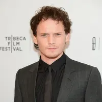 Seperti yang dijelaskan pada petugas kepolisian setempat, Jalan antara mobil dan kotak pos juga cukup curam sehingga mobil tersebut tiba-tiba mundur menuju Anton dan kotak pos. (AFP/Bintang.com)