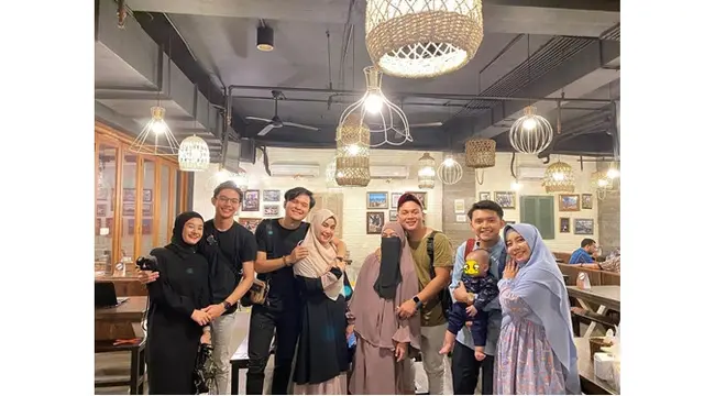 Cerai Usai 11 Tahun Menikah, Ini 6 Potret Kenangan Dodi Hidayatullah dan Istri