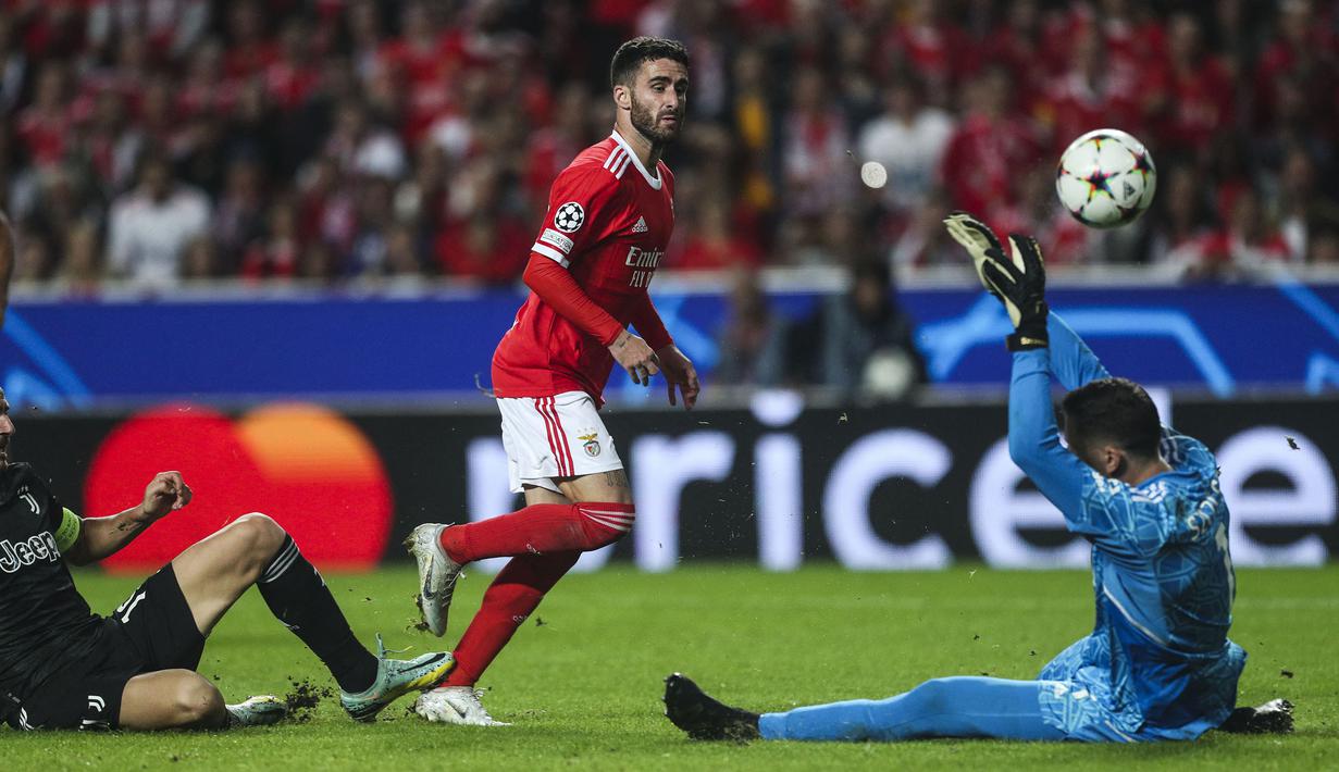 Benfica berhasil melaju ke babak 16 besar Liga Champions 2022/2023 usai mengalahkan Juventus dengan skor 4-3 di Estadio da Luz, Lisbon, Portugal, Rabu (26/10/2022) dini hari WIB. Rafa Silva terpilih menjadi bintang kemenangan setelah berhasil mencetak brace atau dua gol. (AFP/Carlos Costa)