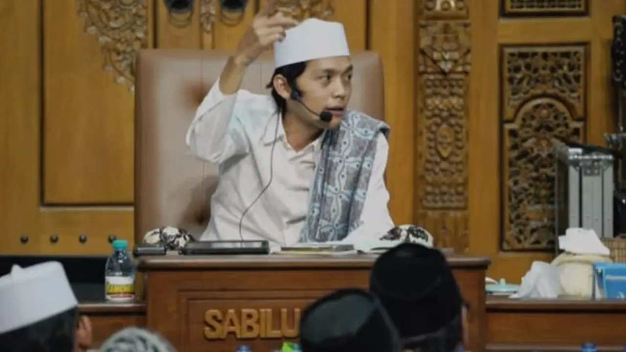 Gus Iqdam ketika menjelaskan keutamaan malam Nisfu Sya'ban dalam pengajiannya. (Foto: SS YT Gus Iqdam Official)