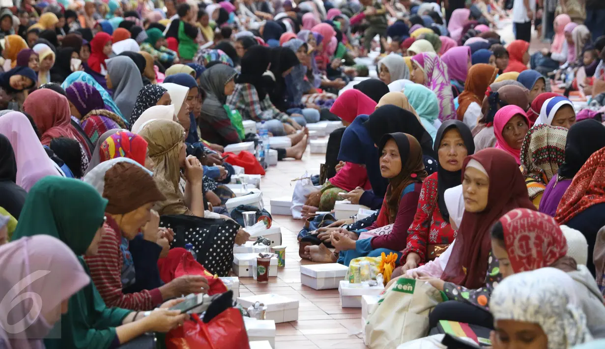 Umat muslim wanita saat menunggu buka puasa di Masjid Istiqlal, Jakarta, Jumat (10/6). Masjid Istiqlal selama sebulan menyediakan 3.000-4.000 boks nasi untuk berbuka puasa. (Liputan6.com/Immanuel Antonius)