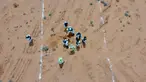 Foto dari udara memperlihatkan tim pakar bekerja di lokasi kuburan massal di Kota Tarhuna, Libya, Selasa (23/6/2020). Direktur Departemen Pencarian Jasad Lutfi Al-Misurati mengatakan 10 jasad tak dikenal ditemukan di kuburan massal Kota Tarhuna. (Xinhua/Hamza Turkia)