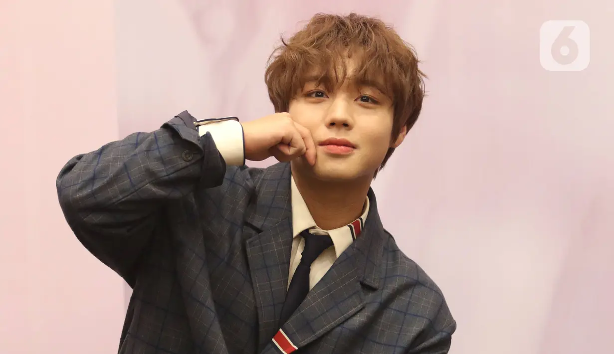 Penyanyi idola K-pop, Park Jihoon memberikan keterangan kepada awak media sebelum memulai konsernya di ICE BSD Hall 5, BSD, Tangerang Selatan, Sabtu (15/2/2020). Park Jihoon menemui penggemarnya di Indonesia dengan menggelar konser bertajuk “Park Jihoon FanCon Asia Tour”. (Liputan6.com/Angga Yuniar)