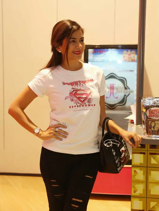 Rendang Nantulang, nama tersebut diakuinya memang mendapat inspirasi resep dari tantenya saat keinginan menggali bakat entrepreneurnya dalam bisnis kuliner. (Nurwahyunan/Bintang.com)