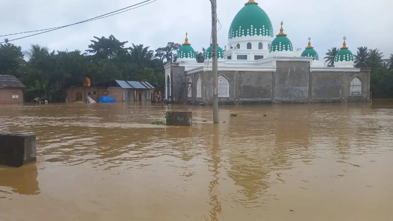 Bencana banjir di Riau merendam fasilitas ibadah dan jalan.