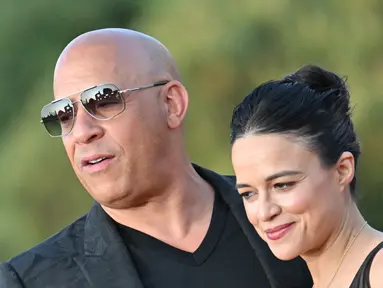 Aktor Vin Diesel dan Aktris Michelle Rodriguez berpose saat menghadiri pemutaran perdana film "Fast X", film kesepuluh dalam Fast &amp; Furious Saga, di monumen Colosseum di Roma pada 12 Mei 2023. (AFP/Alberto Pizzoli)