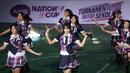 Penampilan JKT48 saat acara Grand Final AXIS Nation Cup 2023 di Istora Senayan, Jakarta, Minggu (15/10/2023). Penonton benar-benar terlarut dalam penampilan JKT48 yang energik dan ceria.  (Bola.com/M Iqbal Ichsan)
