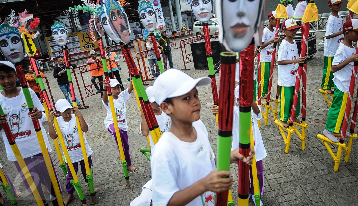 Egrang yang dihias warna-warni menyemarakkan pemecahan rekor dunia egrang yang termasuk dalam rangkaian penyelenggaraan TAFISA World Games 2016 di Kemayoran, Jakarta, Sabtu (8/10). Pemecahan rekor dunia ini diikuti 2.016 anak. (Liputan6.com/Faizal Fanani)