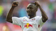 Gelandang RB Leipzig, Naby Keita, merayakan gol yang dicetaknya ke gawang Darmstadt pada laga Bundesliga di Leipzig, Sabtu (1/4/2017). (AFP/Robert Miichael)