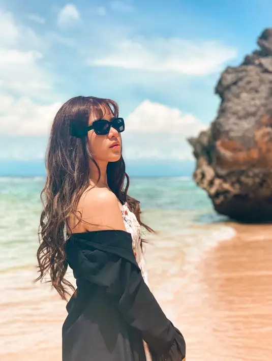 Gaya penampilan baru Tiara Andini ini pun banjir pujian netizen. Bahkan, poni yang ada menjadi detail dalam penampilannya. (Liputan6.com/IG/@tiaraandini)