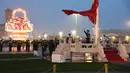 Upacara pengibaran bendera untuk merayakan 71 tahun berdirinya Republik Rakyat China digelar di Lapangan Tian'anmen, Beijing, China, 1 Oktober 2020. (Xinhua/Ren Chao)