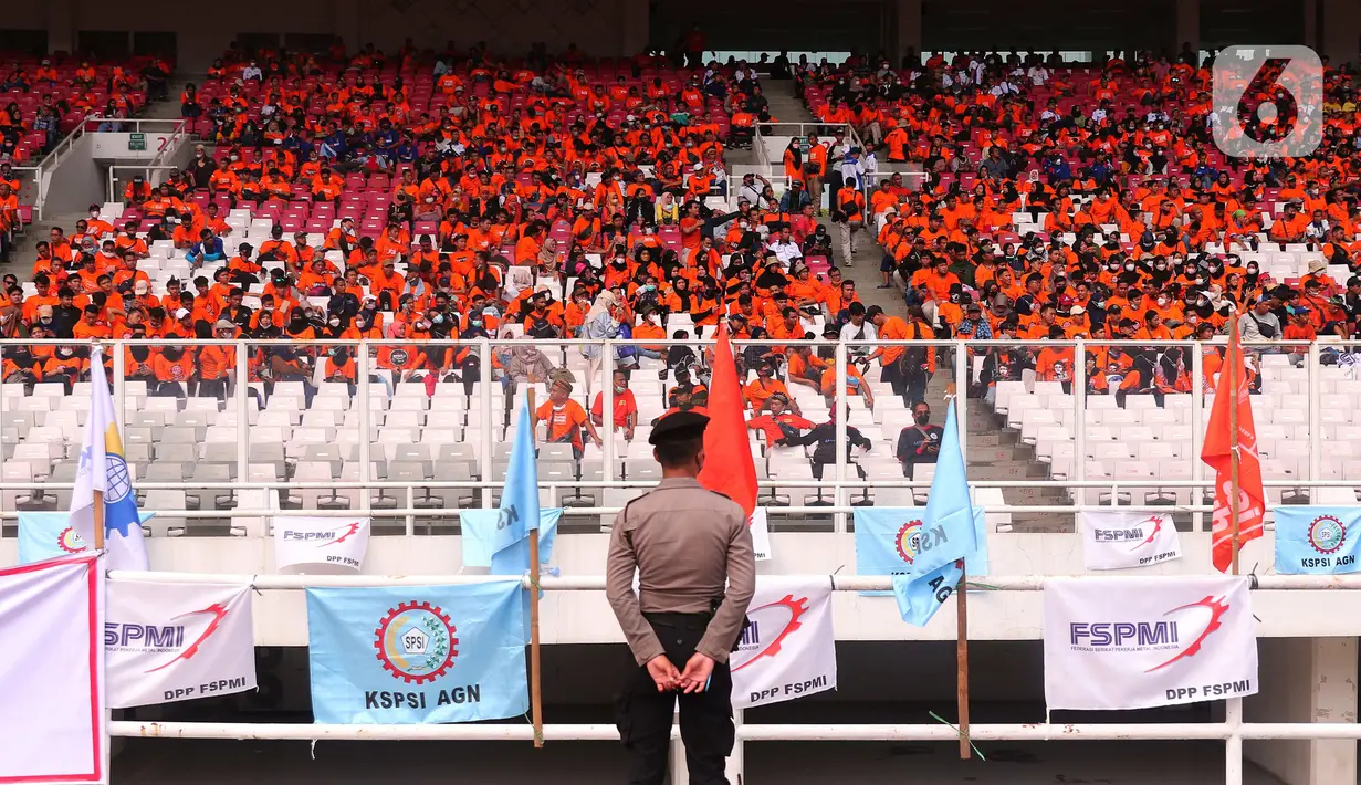 Aparat kepolisian berjaga saat aksi buruh bertajuk May Day Fiesta 2022 di Stadion Gelora Bung Karno (GBK), Senayan, Jakarta Pusat, Sabtu (14/5/2022). Dalam aksi kali ini, massa buruh membawa 18 tuntutan, di antaranya menolak omnibus law UU Cipta Kerja, wujudkan kedaulatan pangan dan dan menolak kenaikan Pajak Pertambahan Nilai (PPN). (Liputan6.com/Angga Yuniar)