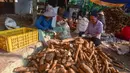 Pekerja mengolah singkong di sentra pengolahan bahan baku makanan ringan di Ciampea, Kabupaten Bogor, Jawa Barat, Minggu (26/7/2026).  (KLY/ Arie Basuki)