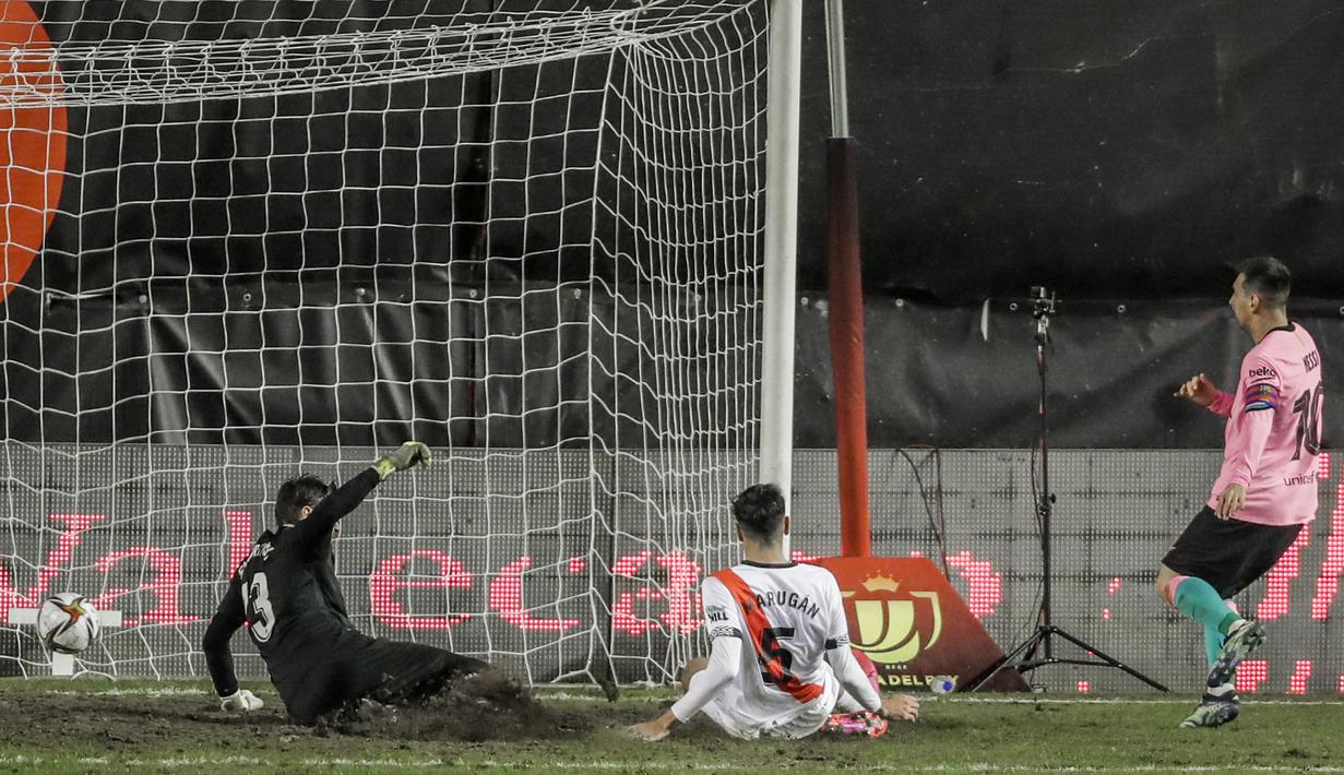 Pemain Barcelona, Lionel Messi (kanan) berhasil menjebol gawang Rayo Vallecano pada laga babak 16 Besar Copa del Rey di Vallecas stadium, Madrid, Kamis (28/1/2021). (Foto: AP/Manu Fernandez)