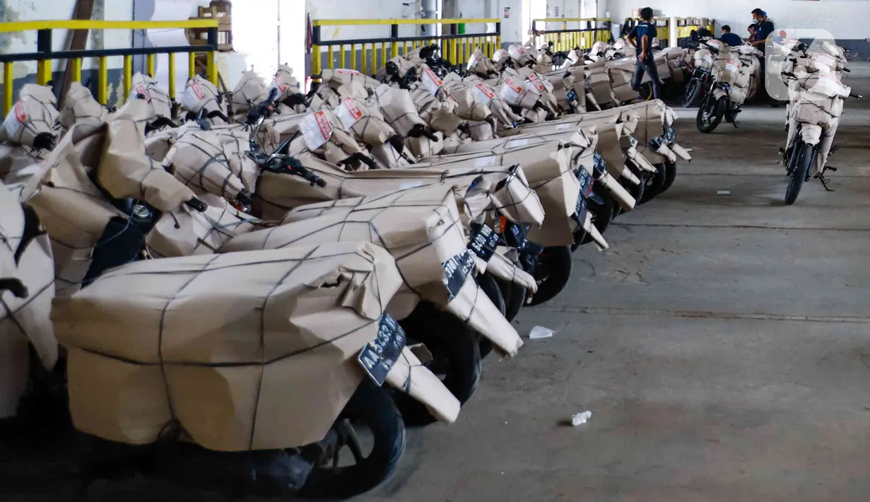 <p>Sejumlah sepeda motor dikemas sebelum dikirim menggunakan kereta di Stasiun Kampung Bandan, Jakarta Utara, Selasa (26/4/2022). PT Kereta Api Indonesia (KAI) Logistik (Kalog) menyediakan 9.280 kuota pengiriman sepeda motor gratis selama arus mudik dan arus balik Lebaran 2022. (Liputan6.com/Herman Zakharia)</p>