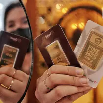 Pegawai menunjukan emas batangan di Galeri 24, Jakarta, Selasa (13/9/2022). Harga emas Antam dipatok dengan harga Rp 950.000 per gram. (Liputan6.com/Angga Yuniar)