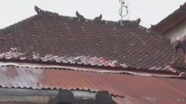 [VIDEO] Pasca-Puting Beliung, Warga Denpasar Perbaiki Rumah