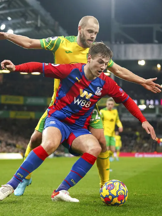 Pemain Norwich City Teemu Pukki (atas) berebut bola dengan pemain Crystal Palace Joachim Andersen pada pertandingan sepak bola Liga Inggris di Carrow Road, Norwich, Inggris, 9 Februari 2022. Pertandingan berakhir imbang 1-1. (Joe Giddens/PA via AP)