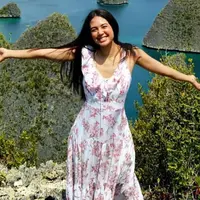Gaya penampilan Aurelie dengan simple dress ini pun berhasil mencuri perhatian netizen. Pasalnya, wanita kelahiran 8 Agustus 1993 ini terlihat begitu memesona dan elegan. (Liputan6.com/IG/@aurelie)