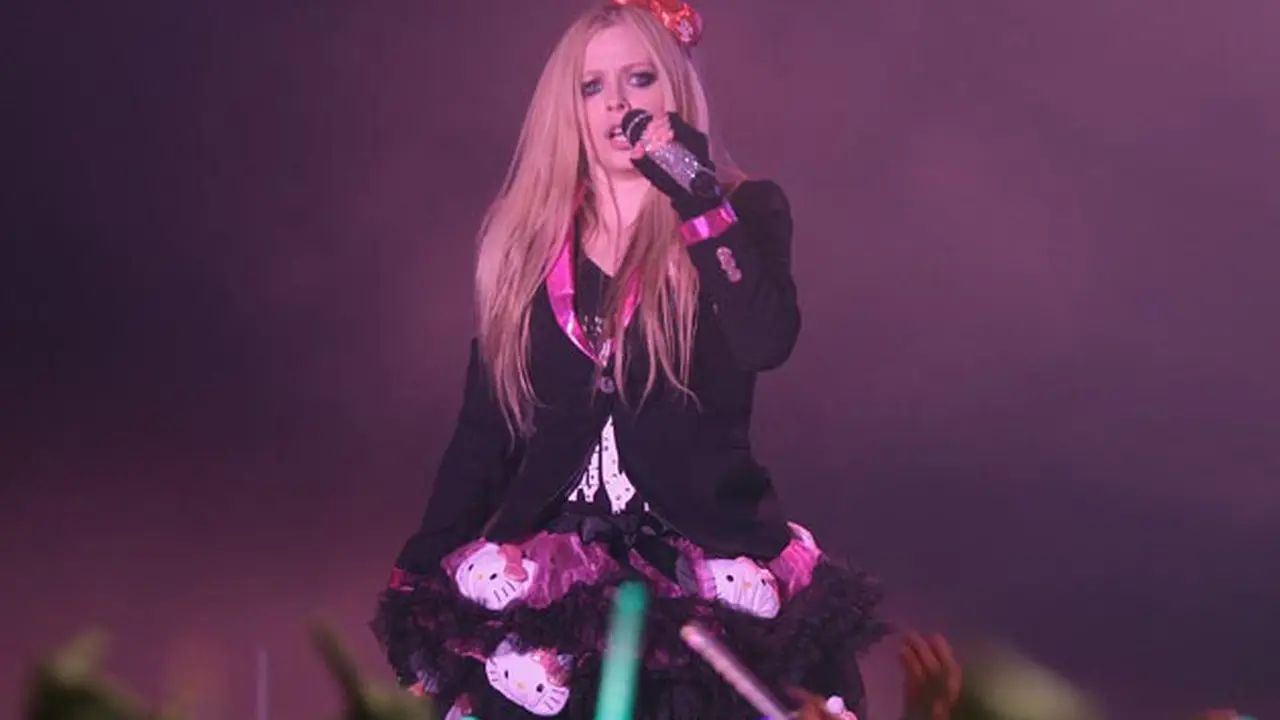 Konser Di China, Avril Lavigne Panik dan Lari Ketakutan