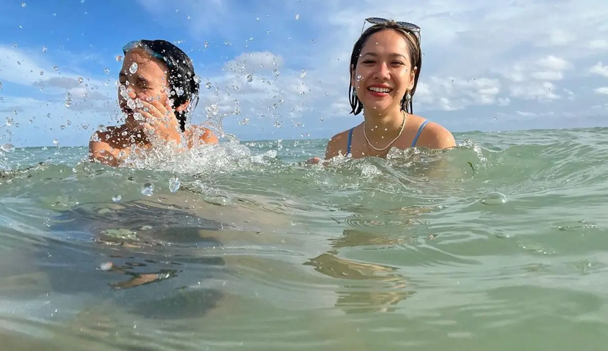 Berenang di pantai menjadi opsi liburan yang menarik bagi pelantun lagu Cinta Sejati. Raut wajah bahagia terlihat dari BCL ketika menghabiskan waktu bersama Noah. Noah pun juga terlihat senang bisa berenang dengan ibunya. (Liputan6.com/IG/bclsinclair)