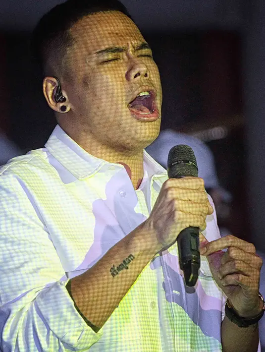 "Sempat ada masa dimana produksi album pertama distop dan ditarik di pasaran. Toko CD bangkrut dimana-mana," kata Teza Sumendra di Kuningan City, Jakarta Selatan, Rabu (30/11) malam. (Deki Prayoga/Bintang.com)