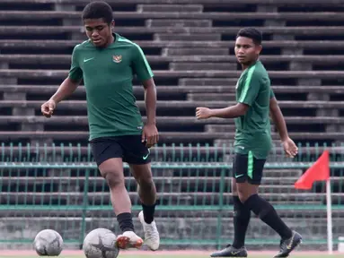 Pemain Timnas Indonesia U-22, Billy Keraf, menggirng bola saat latihan jelang laga final Piala AFF U-22 2019 di Olympic Stadium, Phnom Penh, Kamboja, Senin (25/2/2019). Indonesia akan melawan Thailand. (Bola.com/Zulfirdaus Harahap)