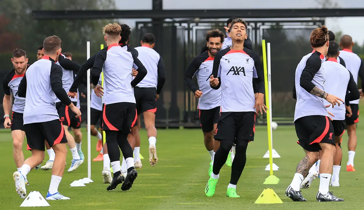 Para pemain Liverpool mengambil bagian dalam sesi latihan di tempat latihan Liverpool di Liverpool, Inggris barat laut, Selasa (6/9/2022). Liverpool tandang ke markas Napoli pada laga perdana Liga Champions Grup A di Stadion Diego Armando Maradona, Kamis, 8 September 2022 dini hari WIB. (Photo by Lindsey Parnaby / AFP)