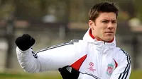 Liverpool&#039;s Spanish midfielder Xabi Alonso trains at Melwood in Liverpool, in north-west England, on April 7, 2008, prior to their UEFA Champions League football match against Arsenal on April 8 at Anfield. AFP PHOTO/ANDREW YATES