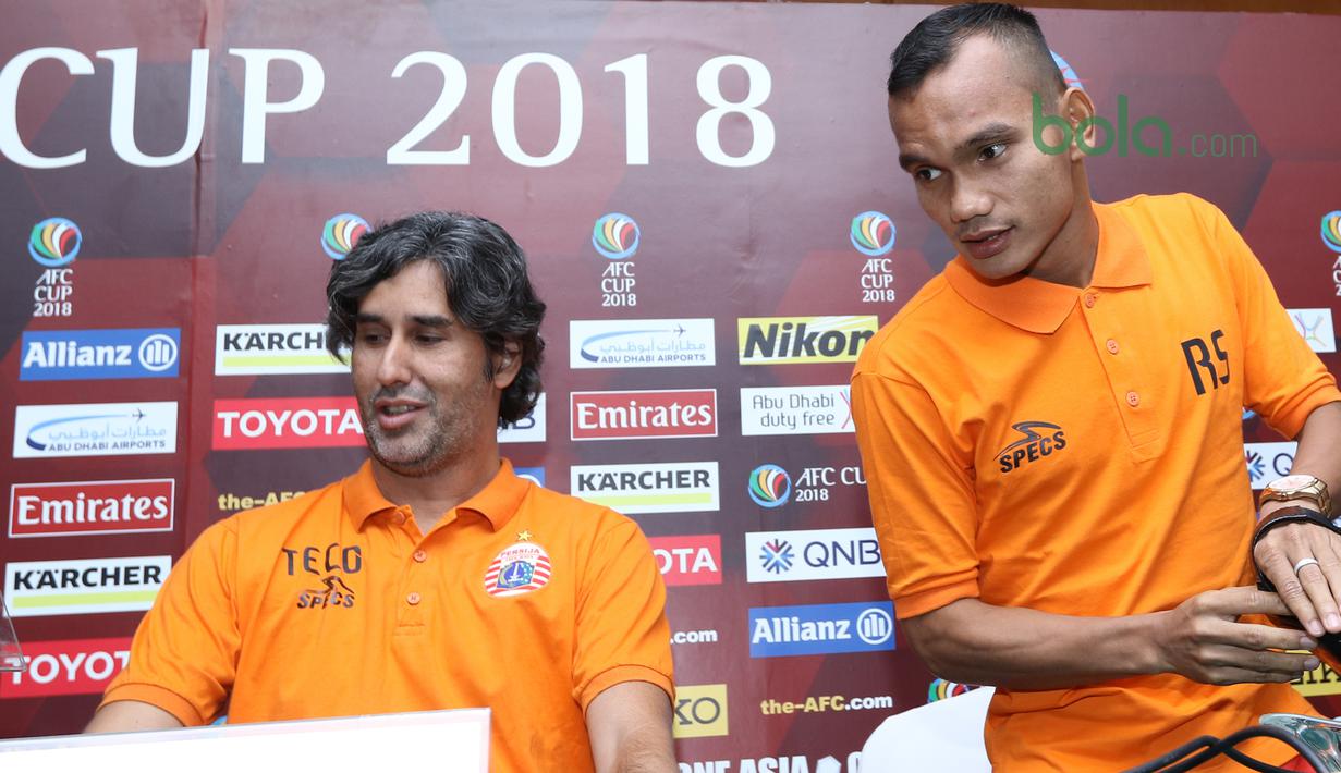 Pelatih Persija, Stefano Teco (kiri) dan Riko Simanjuntak saat  mengikuti konferensi pers Piala AFC 2018 di Hotel Sultan, Jakarta (27/2/2018). Persija akan menjamu Tampines Rovers pada 28 Februari 2018. (Bola.com/Nick Hanoatubun)