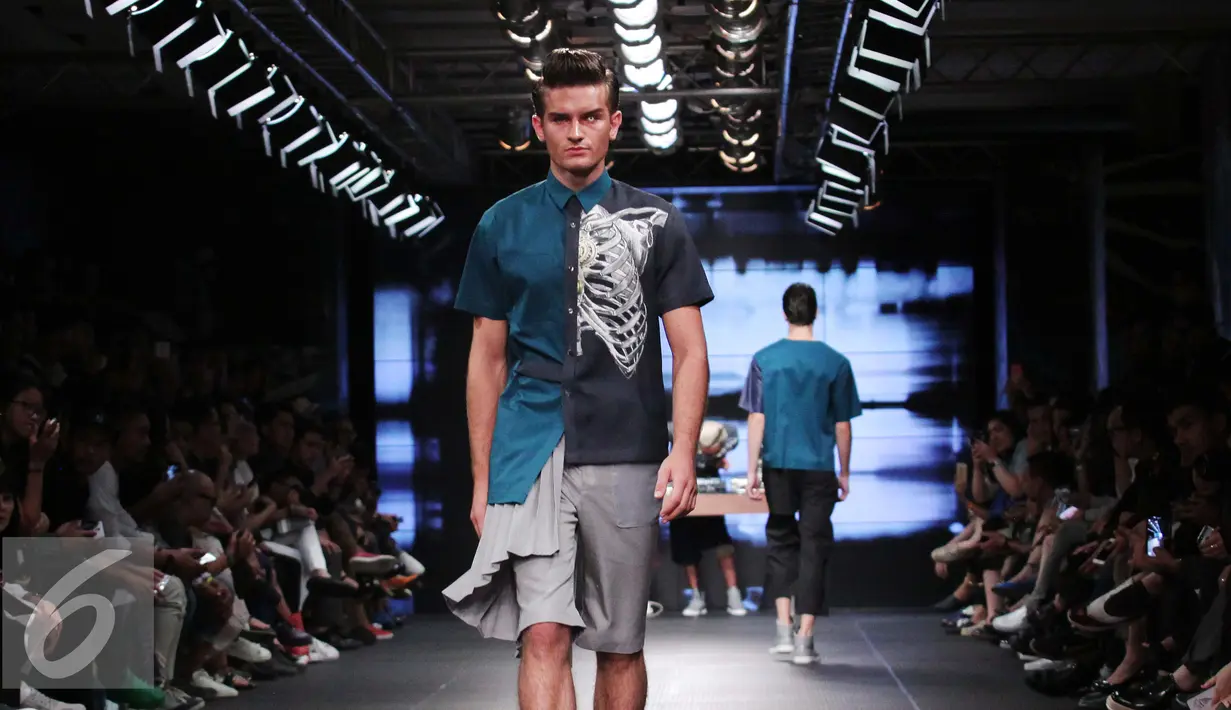 Model mengenakan busana karya Danjyo Hiyojo dalam ajang Men Fashion Week 2015 di Plaza Indonesia, Jakarta, Sabtu (19/9/2015). Para model menggunakan lensa mata yang membuat mereka terlihat unik. (Liputan6.com/Angga Yuniar)